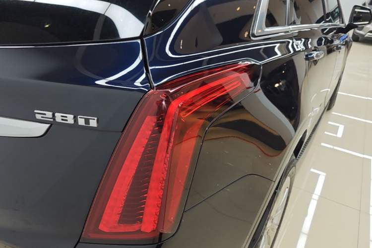 Used Cadillac XT5 2021 28T Tech Edition Right Rear Taillight
