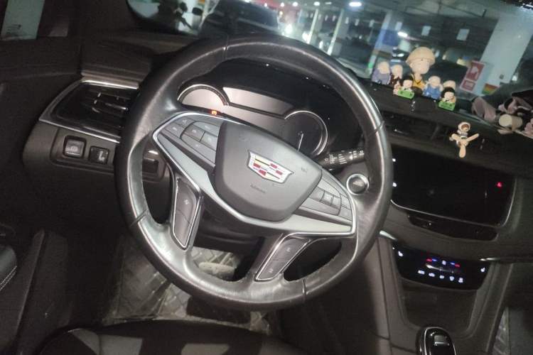 Used Cadillac XT5 2021 28T Luxury Model Steering Wheel