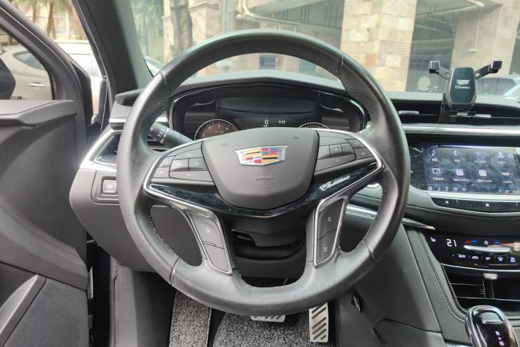 Used Cadillac XT5 2021 28T Luxury Model Steering Wheel