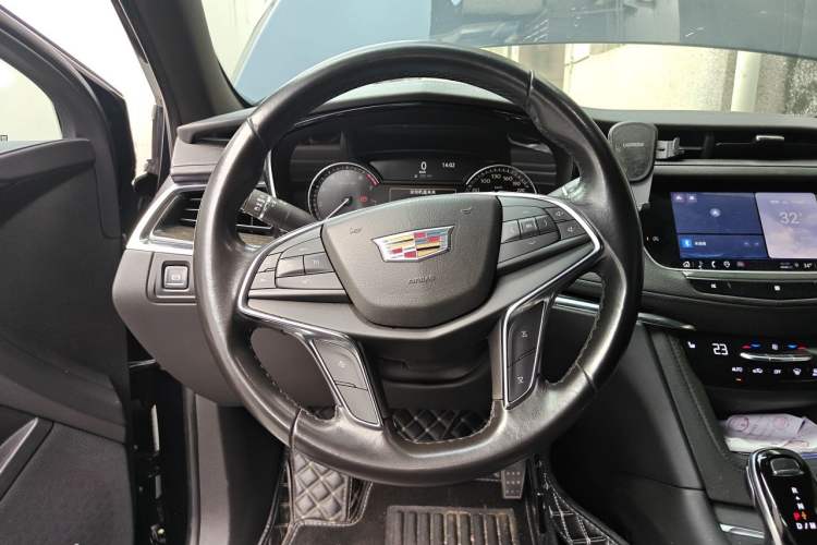 Used Cadillac XT5 2021 28T Luxury Model Steering Wheel