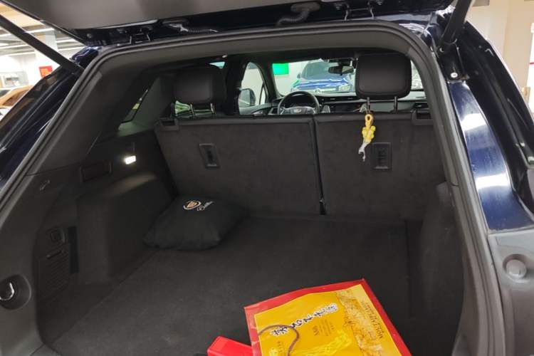 Used Cadillac XT5 2021 28T Tech Edition Trunk