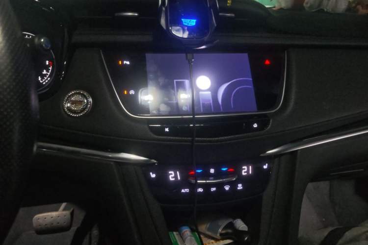 Used Cadillac XT5 2021 2.0T Two-Wheel Drive Luxury Version Audio And AC Panel