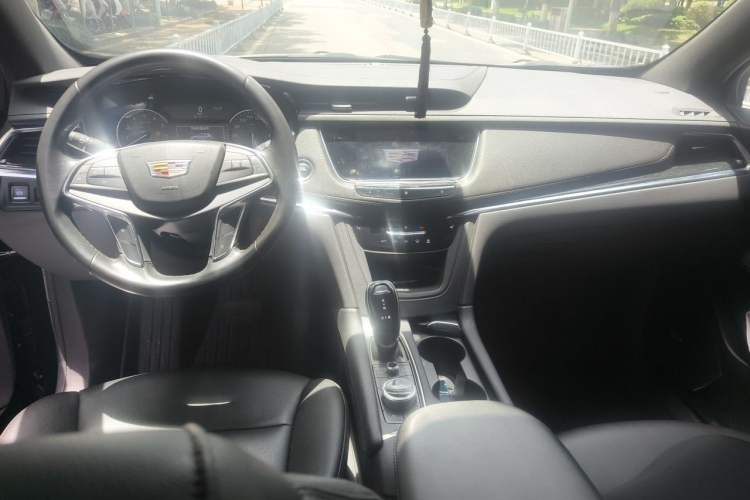 Used Cadillac XT5 2021 28T Tech Edition Center Console