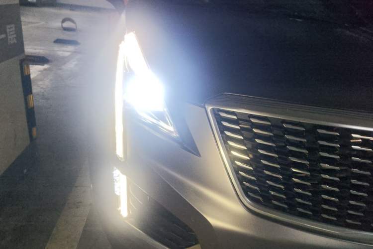 Used Cadillac XT5 2021 2.0T Two-Wheel Drive Luxury Version Right Front Headlight