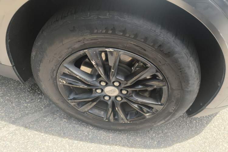 Used Cadillac XT5 2021 28T Tech Edition Right Front Wheel Hub