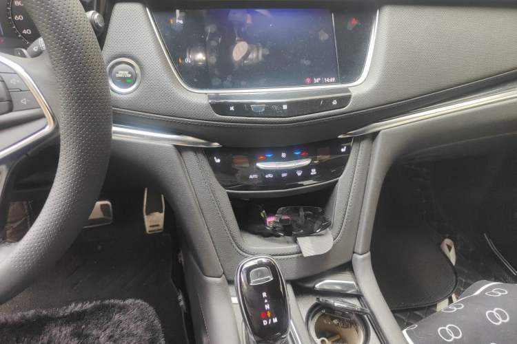 Used Cadillac XT5 2021 2.0T Two-Wheel Drive Luxury Version Audio And AC Panel