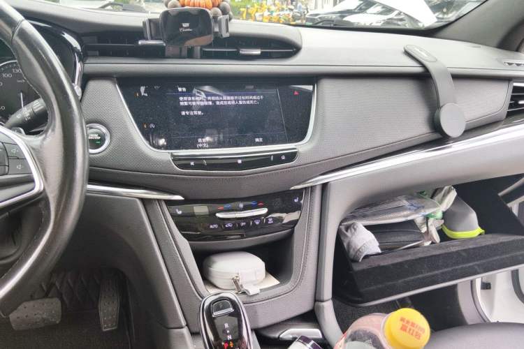 Used Cadillac XT5 2021 2.0T Two-Wheel Drive Luxury Version Audio And AC Panel