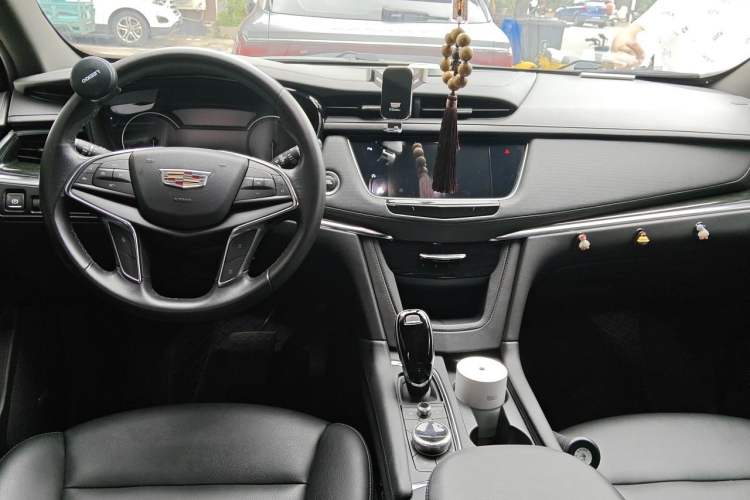 Used Cadillac XT5 2021 28T Luxury Model Center Console