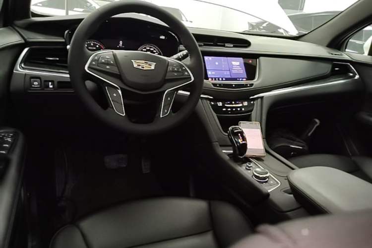 Used Cadillac XT5 2021 2.0T Two-Wheel Drive Luxury Version Center Console