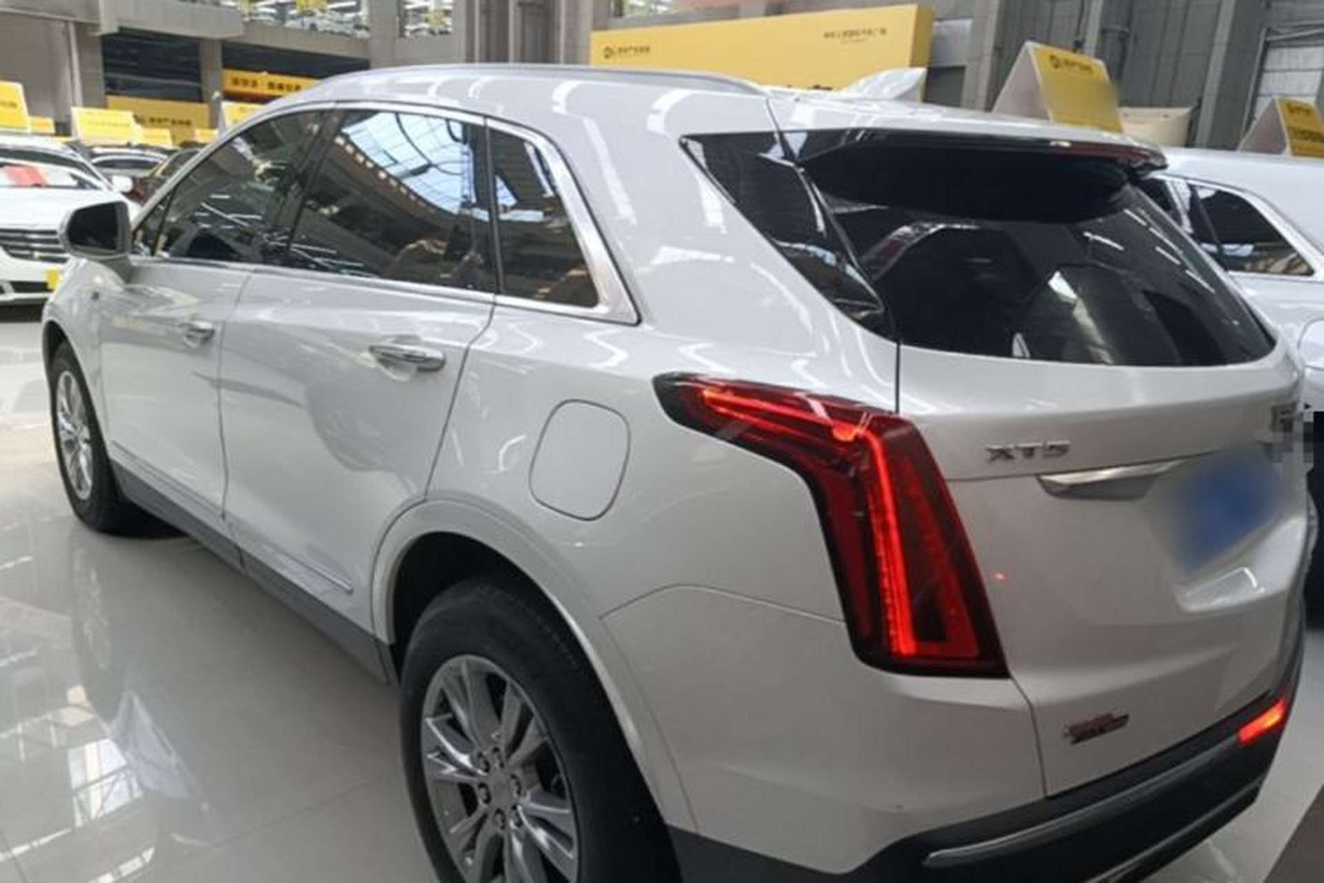 Used Cadillac XT5 2021 28T Luxury Model Exterior 2
