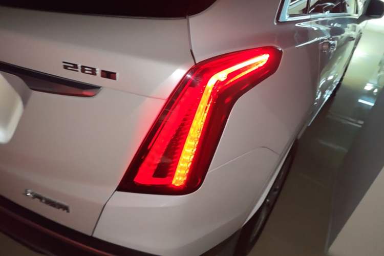 Used Cadillac XT5 2021 28T Luxury Model Exterior 3