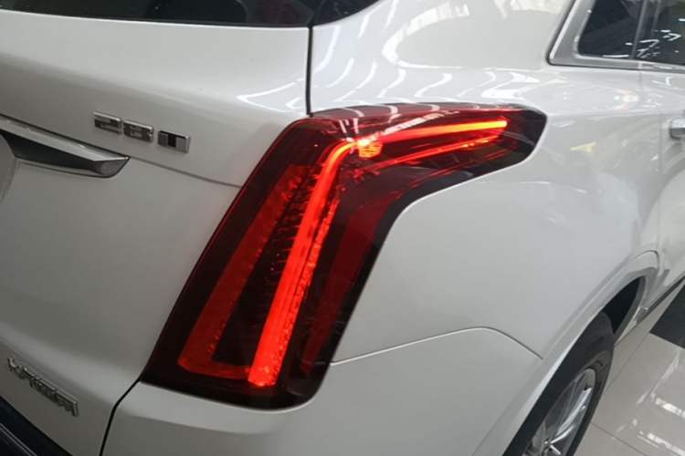 Used Cadillac XT5 2021 28T Luxury Model Exterior 3