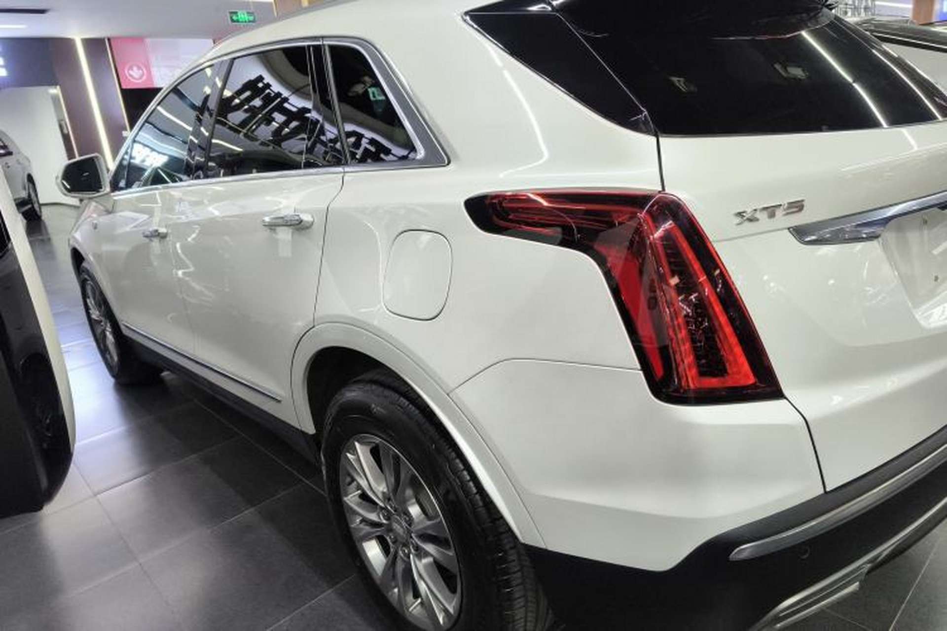 Used Cadillac XT5 2021 28T Luxury Model Exterior 3
