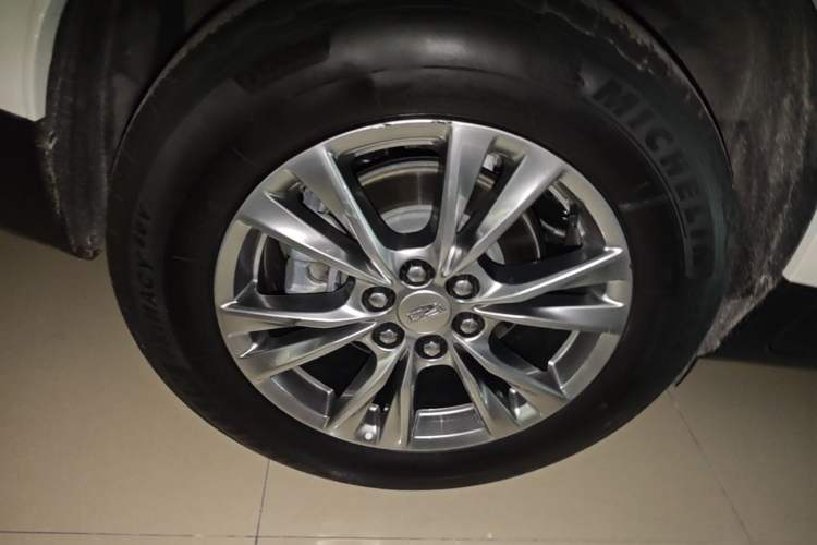 Used Cadillac XT5 2021 28T Luxury Model Exterior 5