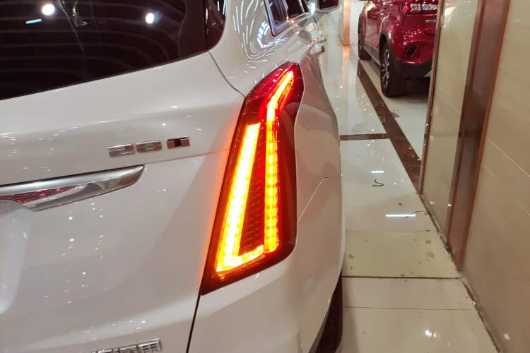 Used Cadillac XT5 2021 2.0T Two-Wheel Drive Luxury Version Exterior 6
