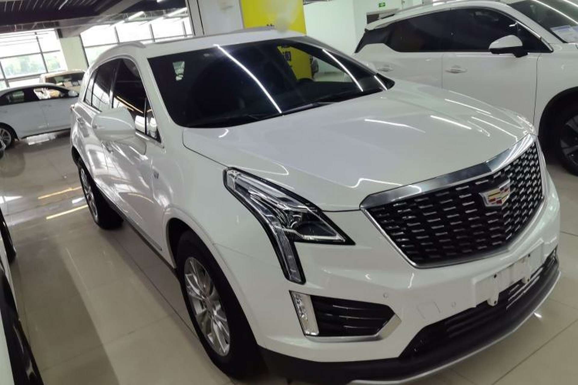 Used Cadillac XT5 2021 28T Luxury Model Front Right 45 Deg
