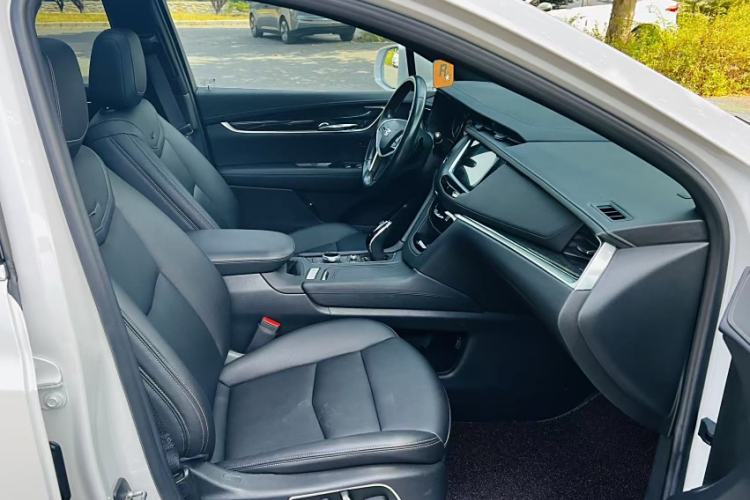 Used Cadillac XT5 2021 28T Luxury Model Interior 14