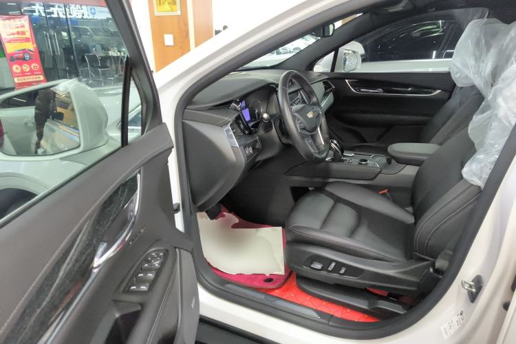 Used Cadillac XT5 2021 28T Luxury Model Interior 3