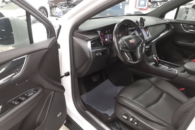 Used Cadillac XT5 2021 28T Luxury Model Interior 3