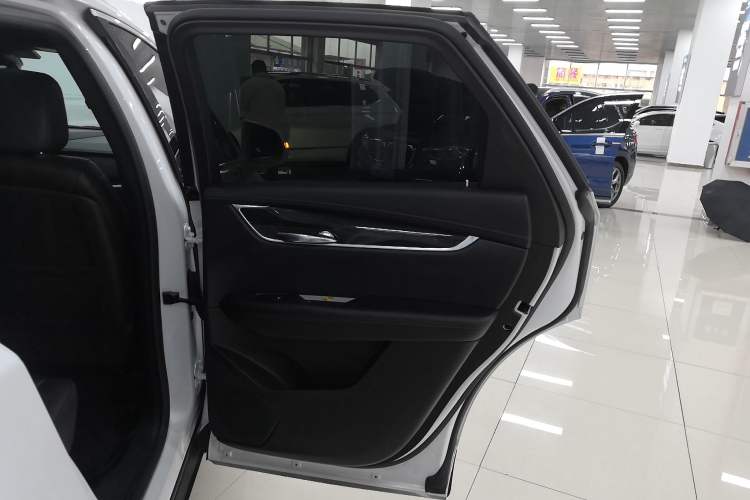 Used Cadillac XT5 2021 28T Luxury Model Interior 6