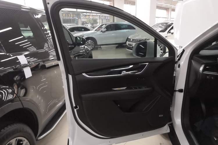 Used Cadillac XT5 2021 28T Luxury Model Interior 7