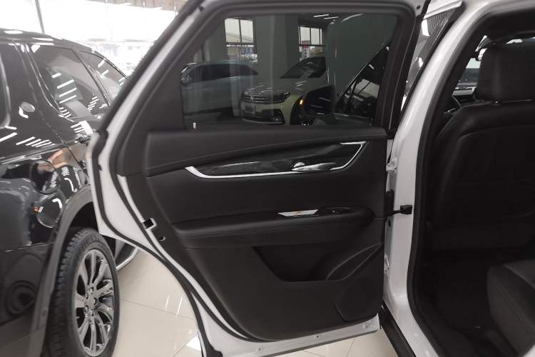 Used Cadillac XT5 2021 28T Luxury Model Interior 8