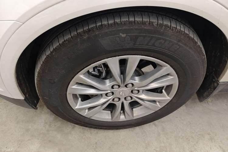 Used Cadillac XT5 2021 28T Luxury Model Left Front Wheel Hub