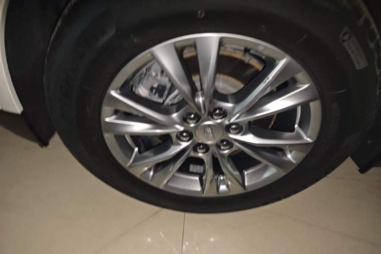 Used Cadillac XT5 2021 28T Luxury Model Left Front Wheel Hub