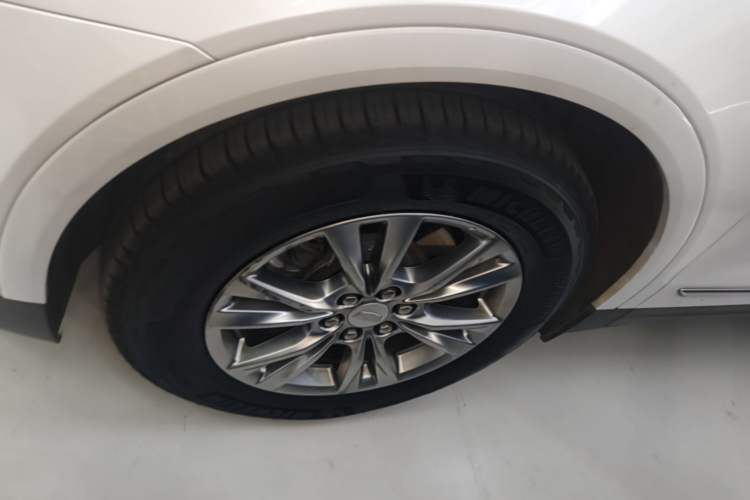 Used Cadillac XT5 2021 28T Four-Wheel Drive Luxury Version Left Front Wheel Hub