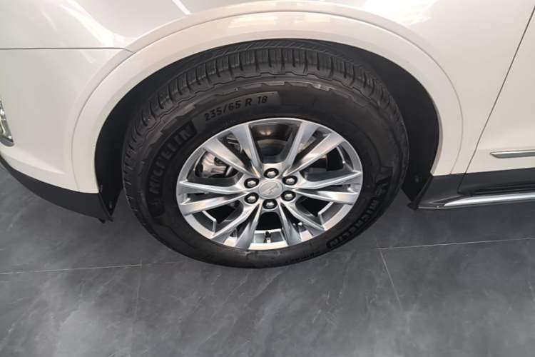 Used Cadillac XT5 2021 28T Luxury Model Left Front Wheel Hub