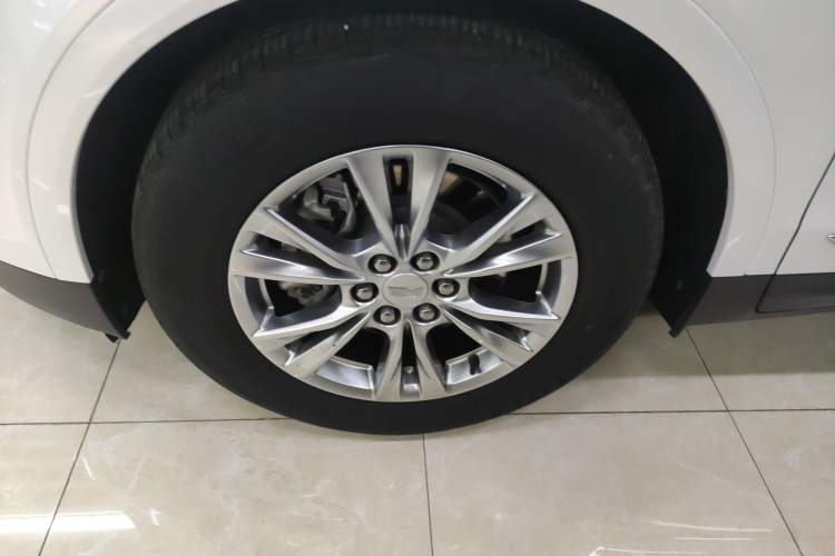 Used Cadillac XT5 2021 28T Luxury Model Left Front Wheel Hub