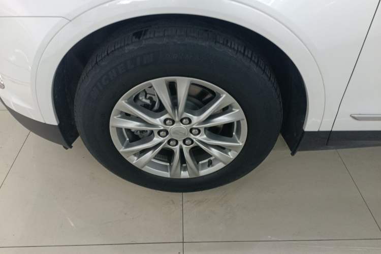 Used Cadillac XT5 2021 28T Luxury Model Left Front Wheel Hub