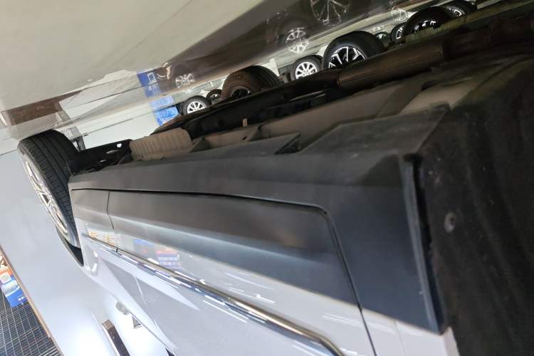 Used Cadillac XT5 2021 28T Luxury Model Left Side Sill