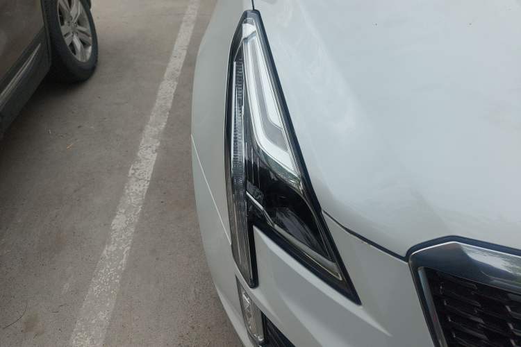 Used Cadillac XT5 2021 2.0T Two-Wheel Drive Luxury Version Right Front Headlight