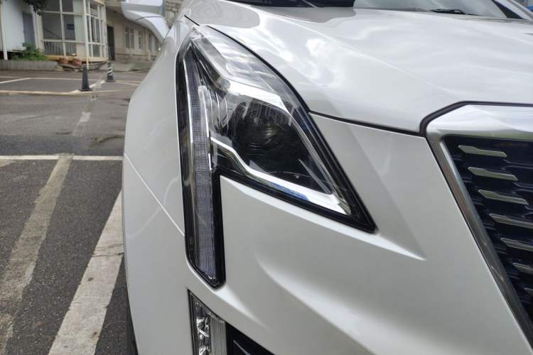 Used Cadillac XT5 2021 28T Luxury Model Right Front Headlight