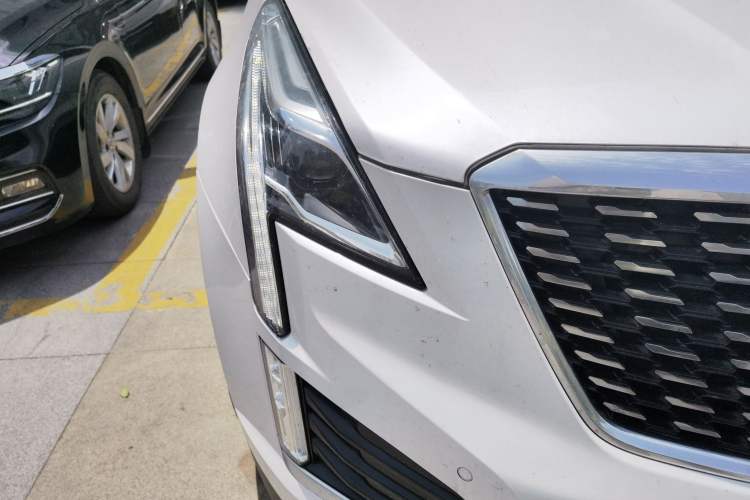 Used Cadillac XT5 2021 2.0T Four-Wheel Drive Luxury Version Right Front Headlight