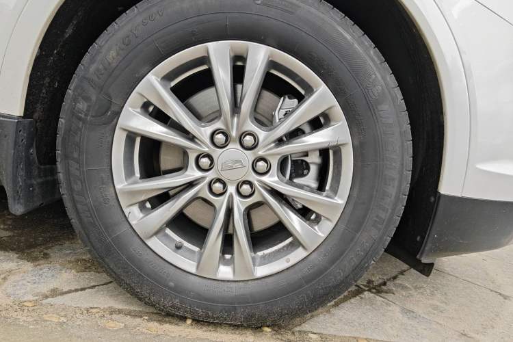 Used Cadillac XT5 2021 28T Luxury Model Right Front Wheel Hub