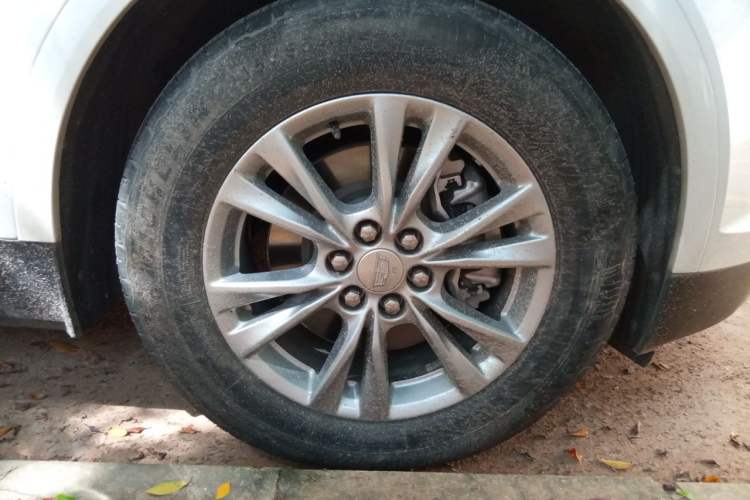 Used Cadillac XT5 2021 28T Luxury Model Right Front Wheel Hub