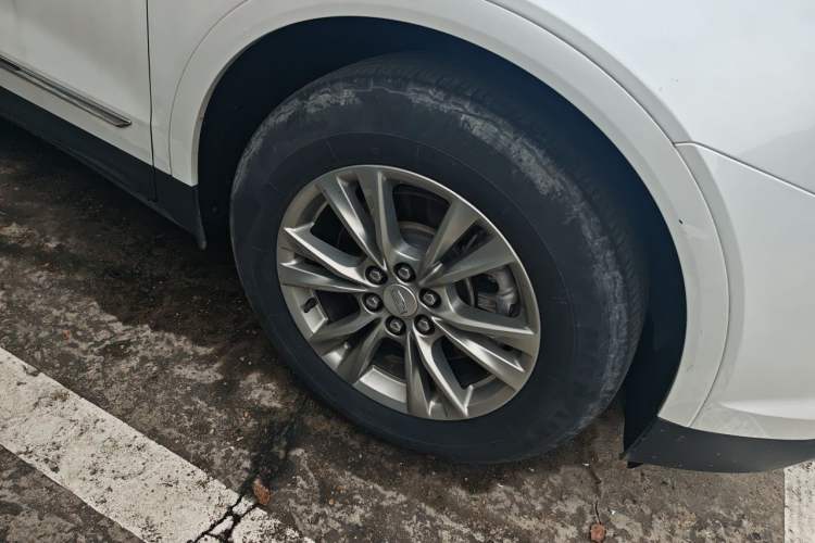 Used Cadillac XT5 2021 28T Luxury Model Right Front Wheel Hub