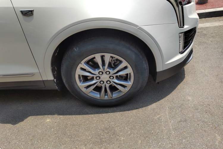 Used Cadillac XT5 2021 28T Luxury Model Right Front Wheel Hub