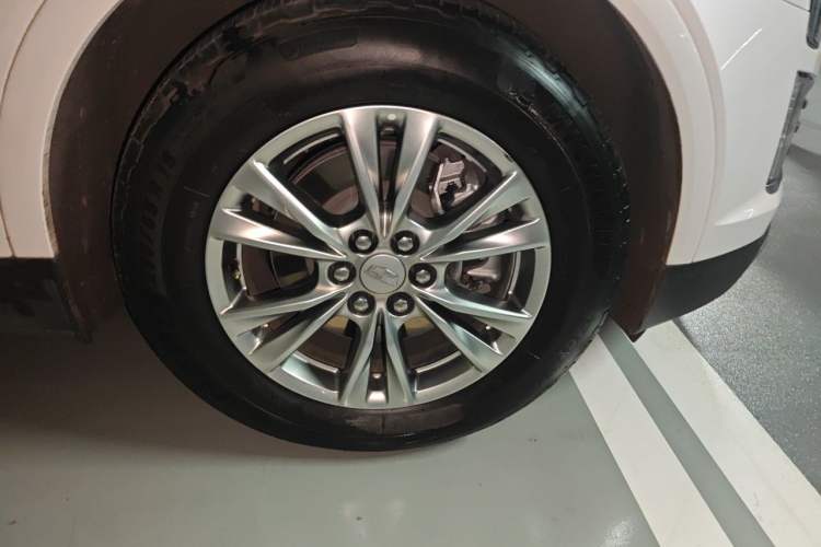 Used Cadillac XT5 2021 2.0T Two-Wheel Drive Luxury Version Right Front Wheel Hub