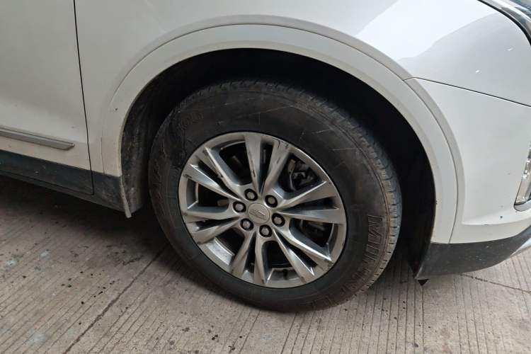 Used Cadillac XT5 2021 28T Four-Wheel Drive Luxury Version Right Front Wheel Hub