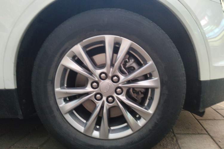 Used Cadillac XT5 2021 28T Luxury Model Right Front Wheel Hub