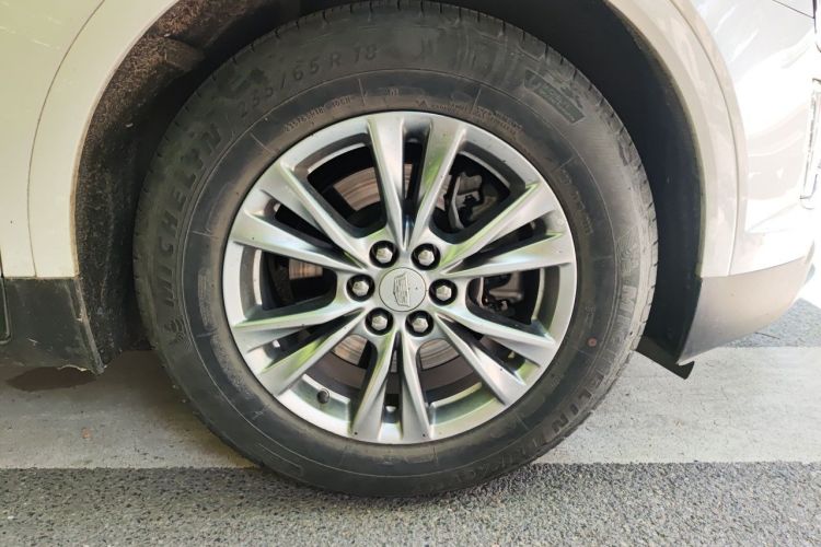Used Cadillac XT5 2021 2.0T Two-Wheel Drive Luxury Version Right Front Wheel Hub