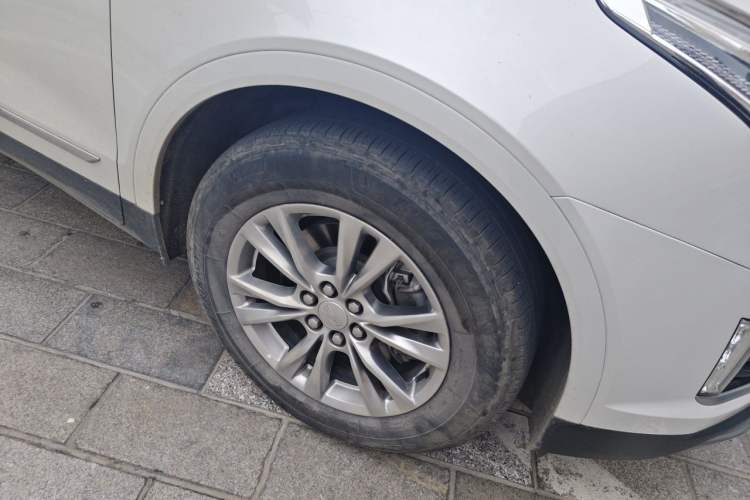 Used Cadillac XT5 2021 28T Luxury Model Right Front Wheel Hub