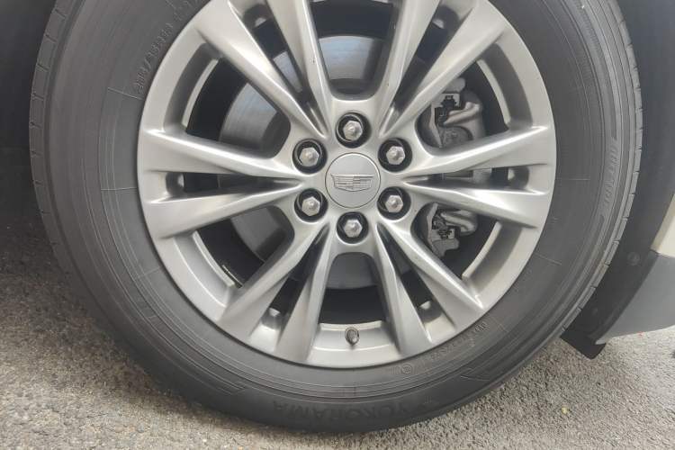 Used Cadillac XT5 2021 2.0T Two-Wheel Drive Luxury Version Right Front Wheel Hub