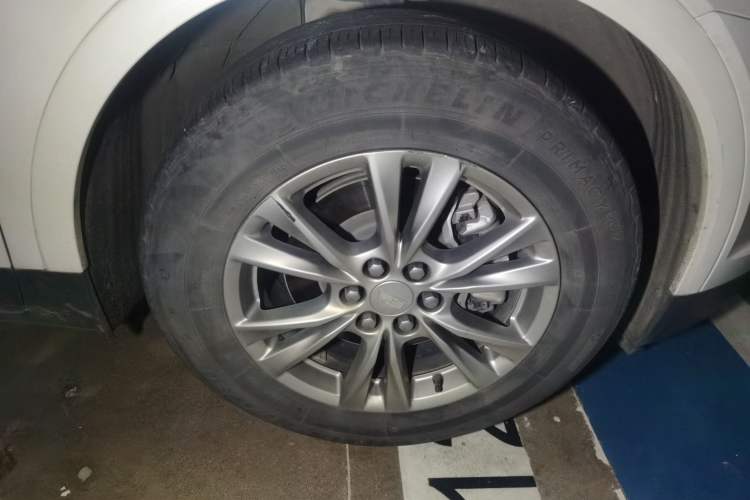 Used Cadillac XT5 2021 2.0T Two-Wheel Drive Luxury Version Right Front Wheel Hub