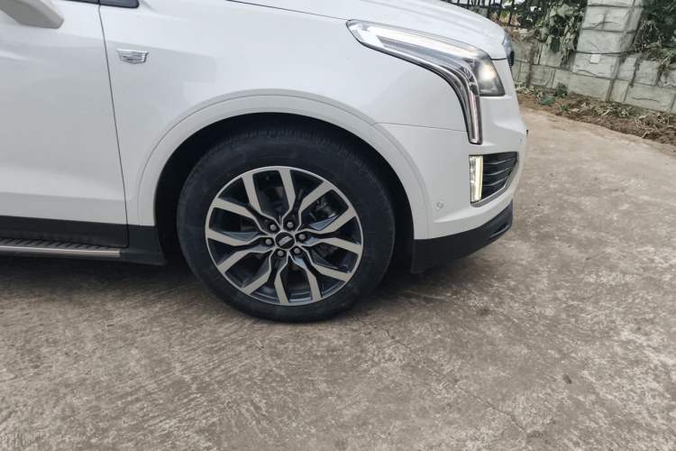 Used Cadillac XT5 2021 28T Four-Wheel Drive Platinum Sport Edition Right Front Wheel Hub