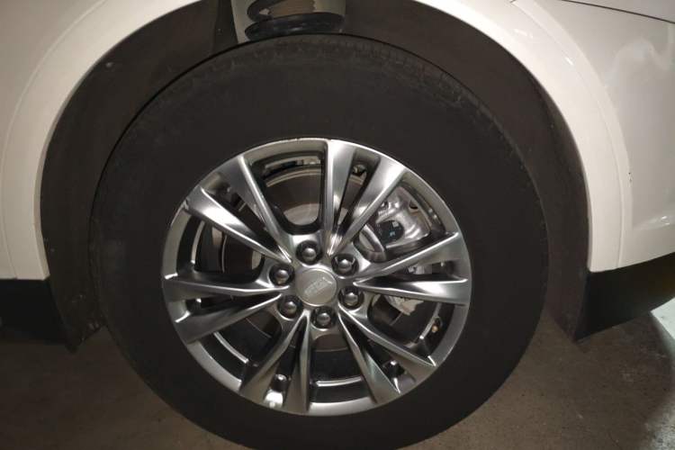 Used Cadillac XT5 2021 28T Luxury Model Right Front Wheel Hub