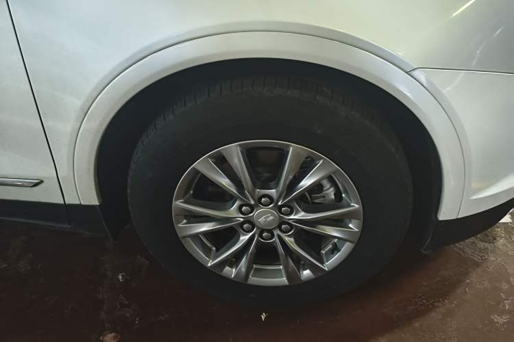 Used Cadillac XT5 2021 2.0T Two-Wheel Drive Luxury Version Right Front Wheel Hub